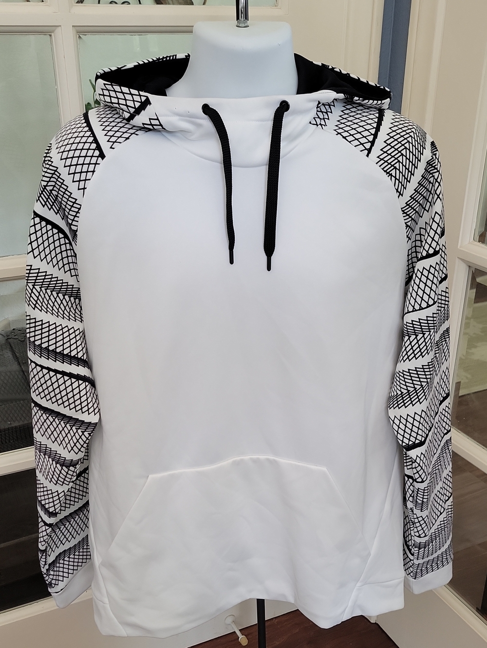 NIKE Therma White Hoodie with Black Patterned Sleeves | Size: XL
